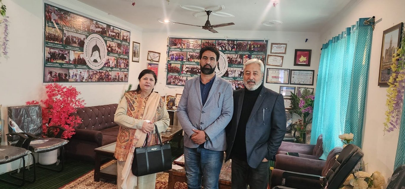 Dr. Mehjabeen Nabi visits Rehmatan Lil Aalmeen Foundation to discuss Community Issues and Promote Unity